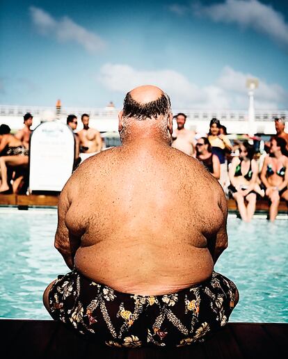 Un turista americano, al borde la piscina.