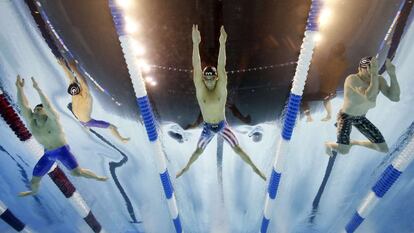 Los nadadores estadounidenses Andrew Wilson, Michael Andrew y Nic Fink compiten en la final de los 100 metros braza durante las pruebas de natación por equipos para los Juegos Olímpicos en Omaha, Nebraska, EE UU.