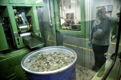 La máquina que destruye las monedas en funcionamiento en la Real Casa de la Moneda.