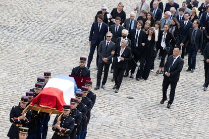 Los hijos y nietos de Jean-Paul Belmondo desfilan tras el ataúd con los restos del actor.