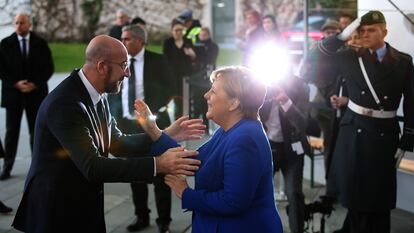 El presidente del Consejo Europeo, Charles Michel, saluda a la canciller Angela Merkel antes de una reunión en Berlín el 19 de enero.