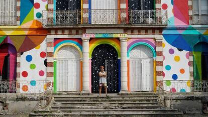 Okuda posando en la puerta de ‘Skull Mirror’.