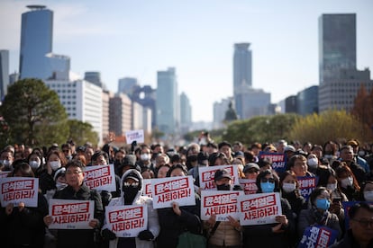 Protesta contra el presidente surcoreano bajo el lema "Renuncia, presidente Yoon Suk-yeol" en Seúl.