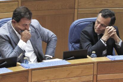 El conselleiro Javier Guerra (con gesto abatido), de cuyo departamento depende el Igape, ayer en el Parlamento con Agustín Hernández.