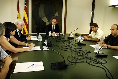 Camps, ayer, con el consejero de Transportes, la gerente de FGV y los portavoces sindicales.