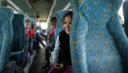 Un grupo de niños gitanos rumanos del poblado chabolista El Gallinero (Madrid) acuden en su autobús escolar a la escuela infantil de la Fundación Montemadrid García Pita en Vallecas y al centro escolar Alfredo López, también de Montemadrid, en octubre de 2016.