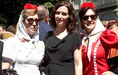 Isabel Díaz Ayuso, junto a dos chulapas en los actos de la Virgen de La Paloma.