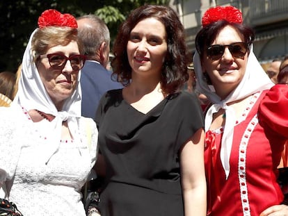 Isabel Díaz Ayuso, junto a dos chulapas en los actos de la Virgen de La Paloma.