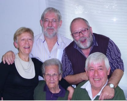 Pilar con sus hermanos, Ramiro, Javier y Adolfo, y su madre, Marina.