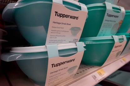 Varios recipientes de la marca Tupperware.