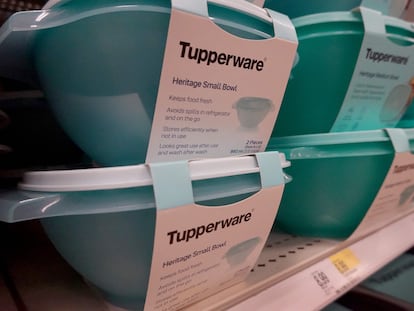 Varios recipientes de la marca Tupperware.