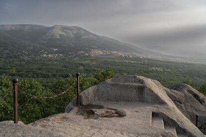 Cuenta la leyenda que el rey supervisó las obras del monasterio desde la Silla de Felipe II, un trono de granito. Las vistas son formidables, perfectas para sentirse como un rey.