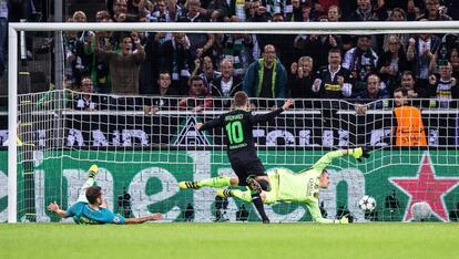 Thorgan Hazard (c) anota el primer gol ante el arquero del Barcelona, Marc-Andre ter Stegen.