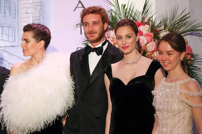 Carlota y Pierre Casiraghi, con Beatrice Borromeo y Alejandra Hannover.