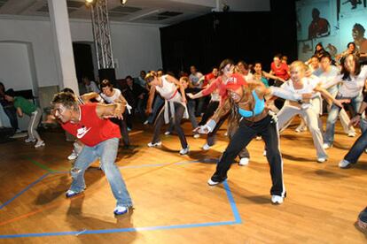 Jamie King dirige un grupo de bailarines en su <i>videoclip.</i>