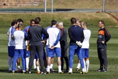 El técnico holandés, Van Marwijk, da instrucciones a los futbolistas durante un entrenamiento a puerta cerrada.