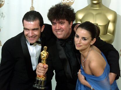 Penélope Cruz (sujetándose el vestido) junto a Pedro Almodovar y Antonio Banderas tras entregar el Oscar al director manchego por 'Todo sobre mi madre' en el año 2000.