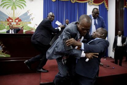 Diputados discuten antes de una sesión para presentar la política general del primer ministro Fritz William Michel, en el Parlamento en Puerto Príncipe (Haití), el 3 de septiembre.