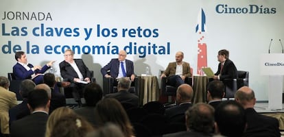 De izquierda a derecha: Andrés Vicente (Vodafone), José Valiño (Abanca), Rafael Picazo (CLH), Sergio Martín (Indria) y el director de Cinco Días, Ricardo de Querol.