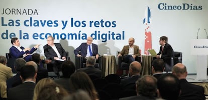 De izquierda a derecha: Andr&eacute;s Vicente (Vodafone),  Jos&eacute; Vali&ntilde;o (Abanca), Rafael Picazo (CLH), Sergio Mart&iacute;n (Indria) y el director de Cinco D&iacute;as, Ricardo de Querol.