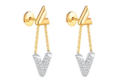 Estos pendientes de oro amarillo y blanco con diamantes tienen el tamaño perfecto para ser los favoritos en todo tipo de ocasiones especiales. De nuevo, las iniciales de la firma están presentes en el diseño: la L adorna el lóbulo y la V se balancea sujeta por una delicada cadena.