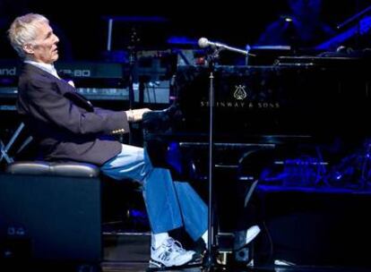 Burt Bacharach, al piano anoche en el escenario de Puerta del Ángel.
