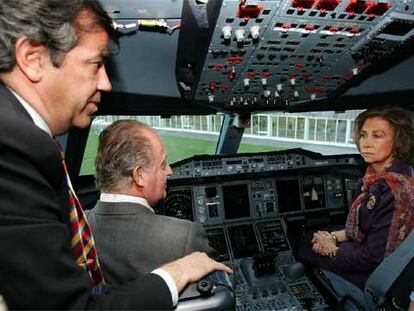 Don Juan Carlos y doña Sofía, en la cabina de un A380 en su visita a la factoría Airbus en Toulouse.