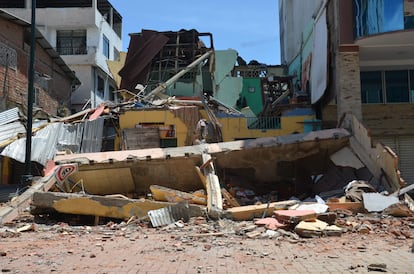 En Guayaquil y Machala los daños consignados han sido sobre todo en infraestructuras. Las autoridades continúan su evaluación de las consecuencias del temblor. En la imagen, una vivienda derrumbada durante el seísmo, en Machala.