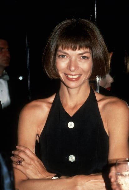 Anna Wintour en un retrato tomado durante los años ochenta en el que ya lucía el estilismo que nunca ha abandonado. Ese corte de pelo 'bob', retocado metódicamente, lo adoptó en su adolescencia y solo lo alteró con unas mechas rubias tras su divorcio.