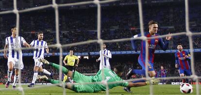 Denis, en el momento de marcar el segundo gol a la Real.