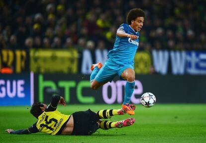 Axel Witsel del Zenit y Mats Hummels durante el partido.