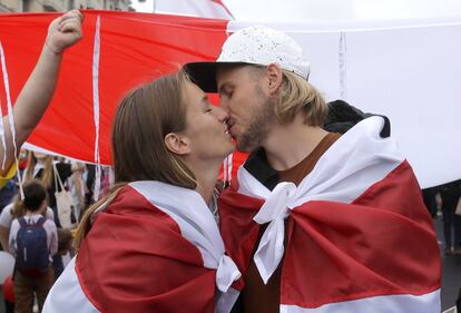 Una pareja se besa la protesta de este domingo.