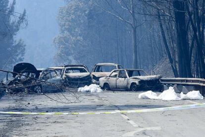 Coches calcinados en la N236 tras el incendio del centro de Portugal.