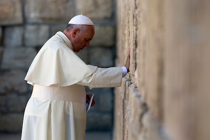 El Papa reza en el Muro de las Lamentaciones en la Ciudad Vieja de Jerusalén, el 26 de mayo de 2014.