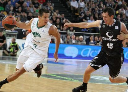 Janis Blums (derecha) defiende el ataque del base letón del Unicaja Kristaps Valters.