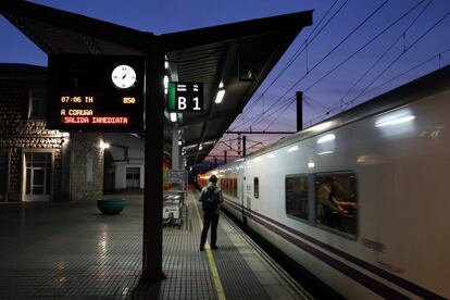 A las siete de la mañana, justo cuando empieza a amanecer, el tren se detiene en Santiago, una de las principales paradas de esta ruta con destino A Coruña, adonde llegará un poco antes de las ocho. En la imagen, uno de los últimos viajeros en bajar.