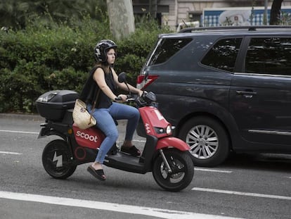 Una usuaria de Scoot, en una calle del centro de Barcelona.