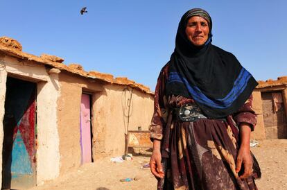 Una anciana posa en frente de su casa de ladrillo y barro en el asentamiento de All-Mushraf. Cada una de estas viviendas mide 24 metros cuadrados de superficie y se levantan en unas 12 a 16 horas con ayuda de cuatro personas. Duran unos cuatro años con mantenimiento. En algunas se alteró al diseño para crear un pequeño recibidor en forma de L, algo que los beneficiarios agradecieron porque da mayor privacidad al espacio destinado a vivienda.