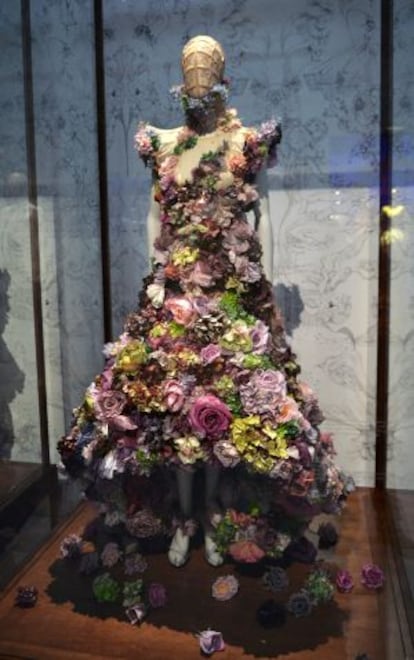 Una de las piezas de la exposición "Alexander McQueen: Savage Beauty".