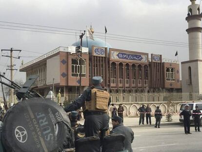 La mezquita Baqir-ul-Olom, en Kabul, tras un atentado suicida.