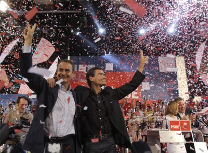 Rodríguez Zapatero y López Aguilar, anoche en el cierre de campaña en Madrid.
