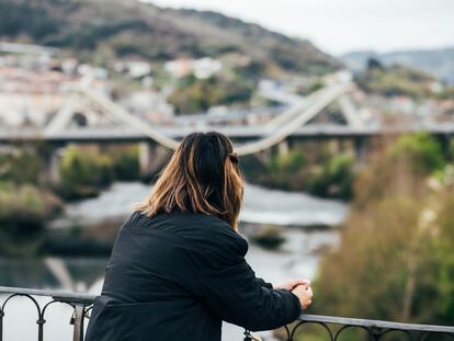 María M., víctima de abusos sexuales en el entorno familiar, en el puente romano de Ourense el 25 de marzo.