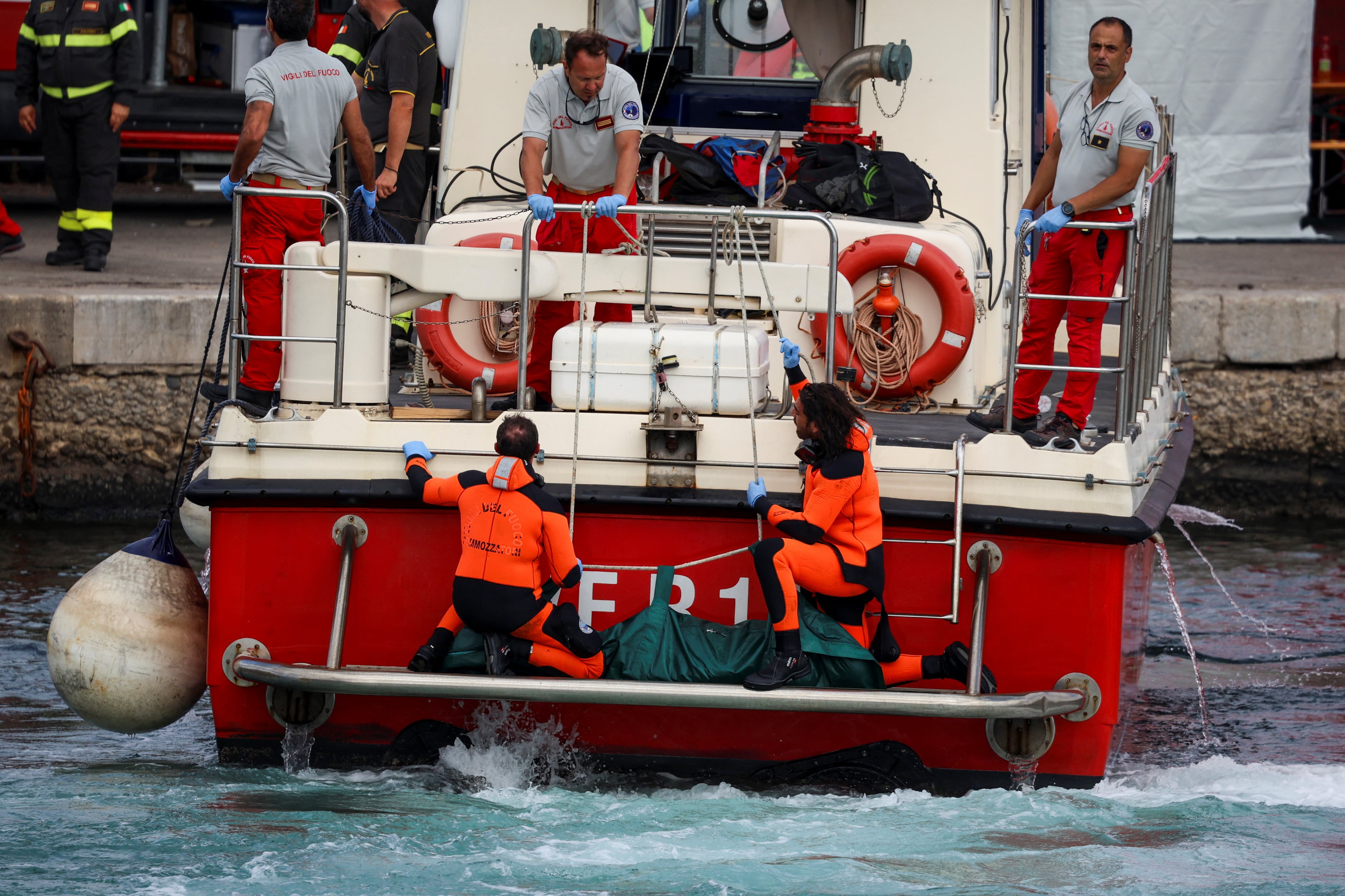 Hallados dos cuerpos en el interior del velero de lujo que naufragó en Sicilia 