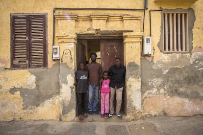 Los dos hijos de Fatou Seck y dos de sus tres nietos. Pese al mantenimiento de la fachada original en su estructura son numerosas las “faltas” que en su estado incurren al Plan de Salvaguardia y Puesta en Valor (PSMV) de Saint Louis. Según este no se podría haber remplazado la ventana derecha sin permiso y validación de los servicios técnicos municipales (Patrimonio y Urbanismo) y tampoco está permitido tener a la vista elementos como cables, contadores, climatizadores, etc. Según la legislación en vigor, estas infracciones podrían ser objeto de una intervención de la gendarmería, pero en realidad es muy difícil que ocurra.