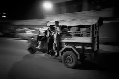 Un autorickshaw circula de noche por Jaipur. La falta de infraestructuras y de visibilidad durante la noche complican el tráfico, además del exceso de pasajeros en muchos vehículos, algunos viajando literalmente fuera del vehículo. 