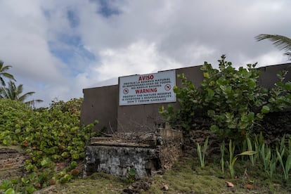 Dentro de la denuncia, las organizaciones ambientales también alertan que el principal camino para llegar a la Cueva del Indio ha sido privatizado. El negocio que separa a la carretera de la playa por la que se accede principalmente a la cueva, Caracoles Bar & Grillque, “cobra entre 10 y 35 dólares por entrar”. Sin embargo, el dueño del terreno es José Gonzalez Freyre, a través de su corporación González Freyre National Properties.