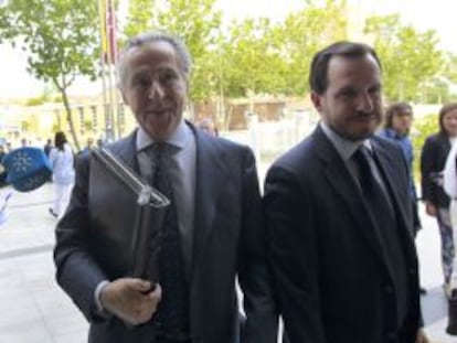 El expresidente de Caja Madrid Miguel Blesa (izda) a su llegada a los juzgados de Plaza de Castilla.