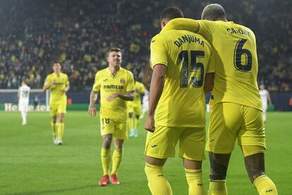 Danjuma y Capoue celebran el gol de segundo, este martes en La Cerámica.