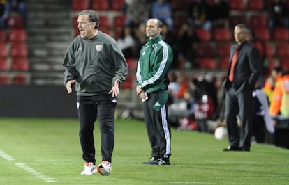 Marcelo Bielsa on the touchline during Athletic&#039;s match against Sparta Prague. 