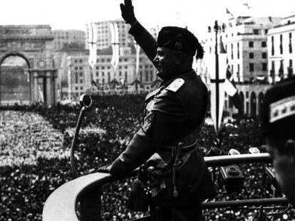 Benito Mussolini, ante una multitud en Génova.